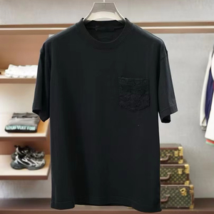 เสื้อยืดคอกลมผ้าคอตตอนหนา 350 กรัม แบบทอเรียบ ปักลายกากบาทที่กระเป๋าเสื้อ ตกแต่งแผ่นโลหะ สำหรับผู้ชายและผู้หญิง (แบบดรอปชิป) - Product Image 2