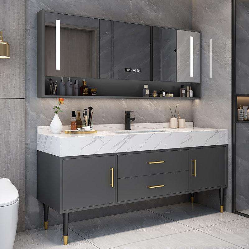 สีเทาเข้ม