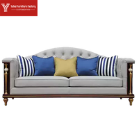 Ensemble de canapés Chesterfield en bois massif d'aspect européen, grand modèle trois places avec design durable pour le salon de la maison