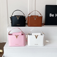 Nouveau Sac à Bandoulière en Cuir PU de Luxe Tendance avec Accents Métalliques en V pour Femmes 2026