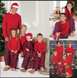 Set di <span class=keywords><strong>Pigiami</strong></span> Natalizi Personalizzati per Famiglia, Abbigliamento da Notte a Quadri Rossi, Supporto per Dropshipping POD, Mockup Gratuito, <span class=keywords><strong>Pigiami</strong></span> Festivi - Product Image 2