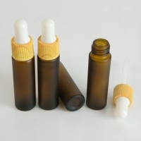 Supplier Grosir Botol Tetes Kaca Amber Buram dengan Tutup Cetak Motif Kayu Anti Jamur untuk Kemasan Minyak Atsiri Kustom
