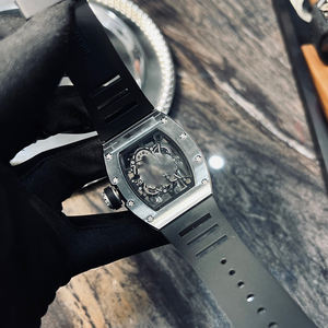 Reloj Mecánico de Lujo de Alta Calidad con Diamantes Completos y Piezas Hechas a Mano con Morganita, Disponible para Envío Inmediato - Product Image 5