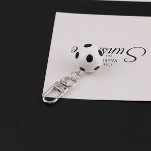 Llavero de balón de fútbol simulado de resina plástica, accesorio de moda DIY para bolso, colgante de llavero de fútbol y baloncesto, material de joyería - Product Image 3