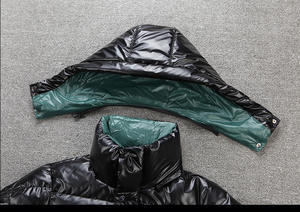 Giacca Invernale Casual da Uomo OEM con Collo Alto, Lucida, Nera e Verde, Corta, Imbottita con Cappuccio, Calda, in Piumino d'Oca Bianco - Product Image 3