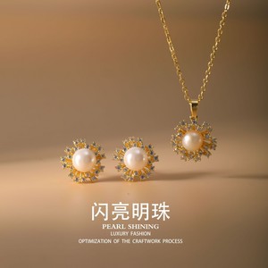Ensemble de boucles d'oreilles et collier en perles brillantes, imitation perle, alliage de cuivre, forme de fleur, pour un usage quotidien, ensemble de bijoux de luxe - Product Image 1