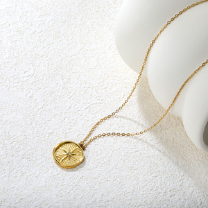 Collar con colgante de estrella redonda de acero inoxidable Retro de estilo americano y europeo para mujer, joyería de alta gama versátil y a la moda - Product Image 4