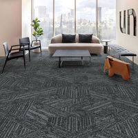 Dalles de moquette en nylon PVC commerciales, couleur neutre, idéales pour les bureaux modernes et les zones à fort trafic, design modulaire, installation facile