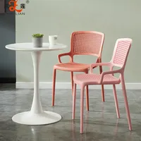 משלוח מדגם סיטונאי מודרני חדש עיצוב זול מסעדת אוכל קפה יצוק Pp Stackable פלסטיק אוכל כיסא עם משענת יד