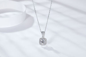 Collar con Colgante de Moissanita Corte Cojín, Chapado en Oro Blanco y Rodio, Joyería Unisex - Product Image 2