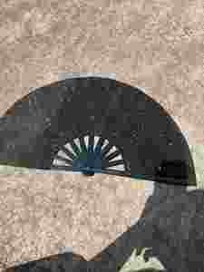 Abanico de Kung Fu Ecológico Grande de 33 cm, Artesanía de Bambú con Brillantina, Pintado a Mano, Artículo Promocional para Fiestas - Product Image 5