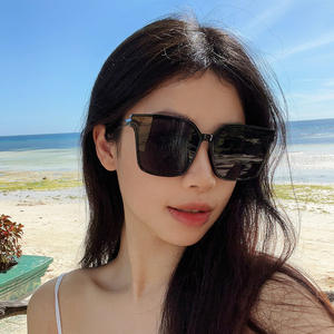 แว่นกันแดดทรงใหญ่ทันสมัยสำหรับผู้หญิง กรอบสีดำ เลนส์ PC ป้องกันรังสียูวี 400 ดีไซน์ทรงสี่เหลี่ยม รุ่นที่ 3 - Product Image 1