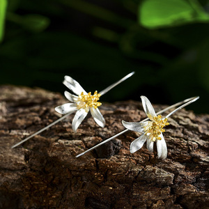 Orecchini Classici Bicolore a Forma di Giglio per Donne, Eleganti Gioielli Floreali per Fidanzamento e Uso Quotidiano - Product Image 2