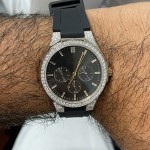 Montre chronographe noire de luxe pour homme avec lunette en strass et bracelet en silicone - Product Image 1