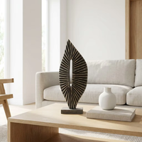 Sculpture en bois verticale en forme de feuille avec rainures radiales effet soleil, pièce d'art abstrait moderne avec base pour table console ou cheminée