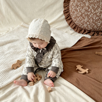 Romper Bayi Katun 40 Gram Berlapis Bantalan Lengan Panjang Motif Bunga Hiasan Ruffle Kancing Jepret Jumpsuit Balita Hangat untuk Pakaian Sehari-hari