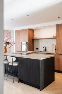 <span class=keywords><strong>Cuisine</strong></span> moderne, finitions en bois naturel, quincaillerie noire mate, étagères ouvertes, bois clair, îlot en béton - Product Image 3