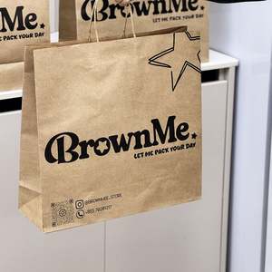 ถุงกระดาษคราฟท์สีน้ำตาลคลาสสิกพิมพ์ลายตามสั่ง พร้อมหูหิ้วแบบเกลียว สำหรับใส่เสื้อผ้าและรองเท้า เป็นมิตรกับสิ่งแวดล้อม เหมาะสำหรับใช้เป็นถุงของขวัญหรือถุงช้อปปิ้ง - Product Image 2