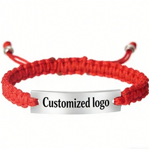 Bracelet ajustable personnalisé en acier inoxydable pour femme, avec breloque rouge et noire, design barre gravée, idéal pour le quotidien - Product Image 1