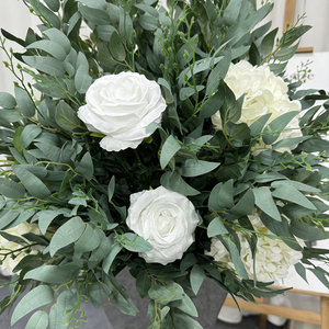 Bola de Flores Artificiales de Rosas Blancas e Hortensias con Eucalipto, Hecha a Mano, Moderna, para Centros de Mesa de Boda - Product Image 3