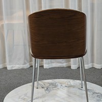 Chaise de salle à manger ergonomique scandinave personnalisée en gros, avec cadre métallique et rembourrage crème, style luxe léger, pour la maison, le bar et l'hôtel