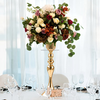 Grande boule de fleurs artificielles en soie rose, rouge et verte avec fleurs mélangées pour décorations de mariage