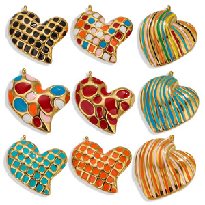 Une variété de breloques en émail colorées en forme de cœur avec des motifs vibrants |   Acier inoxydable PVD 18K pour la fabrication de bijoux DIY - Product Image 4