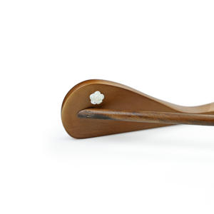 Appendiabiti <span class=keywords><strong>Moderno</strong></span> in Legno con Nastro Perlato e Gancio, Elegante Espositore a Singolo Livello per Abiti da Sposa - Product Image 3