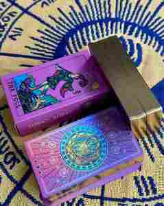 YY Nuevo Juego de Cartas de <span class=keywords><strong>Tarot</strong></span> Ecológico Portátil con Flores Rosas, Caja de Juego de Mesa de PVC Plástico con Lámina Dorada, Impermeable, 78 Piezas - Product Image 4