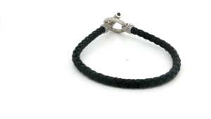 Pulsera de cuero trenzado con cierre de circonitas. Realza tu muñeca con esta exquisita pulsera de cadena. - Product Image 3