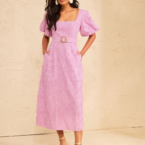 Robe midi personnalisée OEM pour femmes, rose, en jacquard texturé, col carré, manches bouffantes, ceinture et poches - Product Image 1