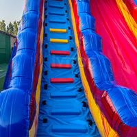 Toboggan aquatique gonflable géant personnalisé en forme de bateau pirate et de requin, parcours d'obstacles gonflable long sur le thème de l'aventure pour la location événementielle