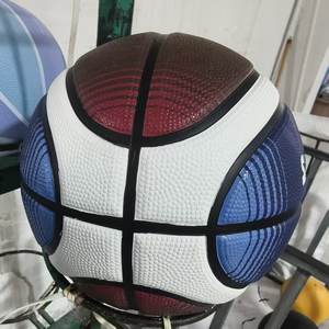 Langlebiger Gummi basketball der Größe 7 mit hoher Elastizität für Schult eams und individuellem Logo-Druck - Product Image 2