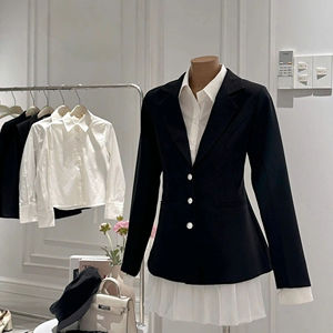 Conjunto de Camisa de Manga Larga, Falda Plisada y Blazer con Cuello en V, Blazer Estructurado Vietnamita y Conjunto de Minifalda Plisada con Cuello Camisero - Product Image 1