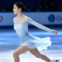 Robe de patinage artistique bleu clair, manches longues, dos découpé en maille, strass, costume de performance personnalisé pour enfants, adolescents et adultes, OEM
