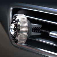 Carmate japonais européen Station Senior Swarovski cristal voiture désodorisant solide évent souple pince en caoutchouc plastique Plugin parfum