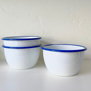 Fábrica chinesa atacado azul borda logotipo personalizado esmalte cereais frutas metal tigela com borda vermelha enrolada para casa