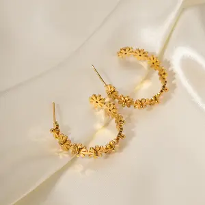 Titan-Stahl-Ohrringe C-förmige Daisy-Blume-Emaille Edelstahl-Stiftschmuck-Ohrringe beschichtet 18K-Gold für Damenmode Schmuck
