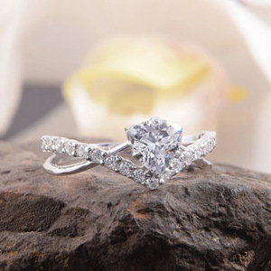 Anello a doppio strato a triangolo per donna, elegante gioiello da dito per matrimonio e uso quotidiano - Product Image 6