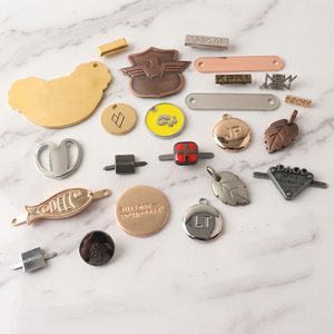 Étiquettes de vêtements en métal exquises, logos personnalisés à coudre, plaques nominatives <span class=keywords><strong>pour</strong></span> vêtements, accessoires <span class=keywords><strong>pour</strong></span> sacs au <span class=keywords><strong>crochet</strong></span> faits à la main, fournitures <span class=keywords><strong>pour</strong></span> vêtements - Product Image 2