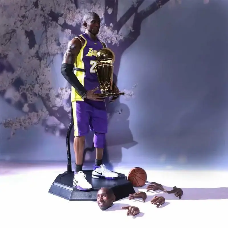 Basketteur n ° 24 Kobe modèle fait à la main mobile édition limitée Souvenir cadeau d'anniversaire garçons sur le basket-ball entourant