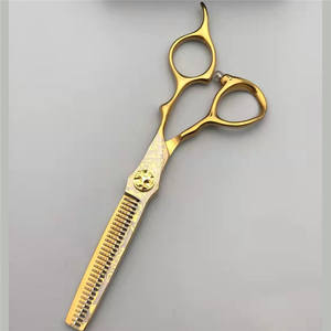 กรรไกรตัดผมสีทองลายดามัสกัส ขนาด 6 นิ้ว รุ่นเรดเบลด สำหรับมือขวา ใช้สำหรับงานเสริมสวย - Product Image 2