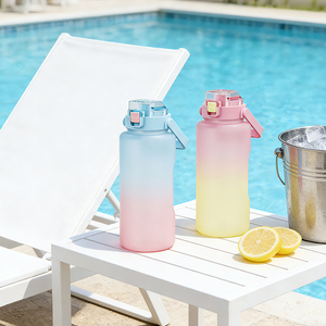 Bouteille d'eau Tritan personnalisable de 2,1 litres avec dégradé de couleurs, pour boissons protéinées, avec logo personnalisé, portable, sans BPA, <span class=keywords><strong>shaker</strong></span> de voyage de luxe - Product Image 1