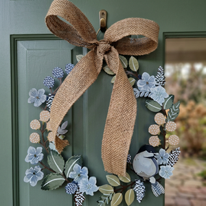 Corona de estilo rústico con flores azules y lazo de arpillera, corona decorativa hecha a mano para decoración de puertas o paredes - Product Image 2