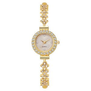 Montre-bracelet pour femme ornée de cristaux, cadran en nacre argenté - Product Image 1