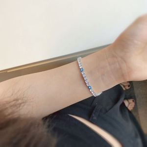 Bracelet et jonc Dylam haut de gamme en argent sterling 925 plaqué rhodium, serti de baguettes et d'émail œil bleu, style tennis - Product Image 5