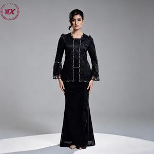 Ensemble formel musulman de luxe en dentelle jacquard 3/1, comprenant un cardigan ouvert à manches bouffantes et bordure dorée, et une jupe longue sirène drapée à volants - Product Image 1