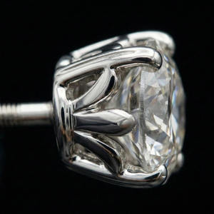 Boucles d'oreilles en platine et diamants à visser pour femme, avec fermoir sécurisé, bijoux fins à l'éclat brillant, idéales pour le quotidien - Product Image 3