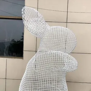 Sculpture d'extérieur sur mesure en fer forgé, motif abstrait en treillis métallique ajouré, représentant lapin, escargot, cheval, papillon, fourmi, pour aménagement paysager - Product Image 1