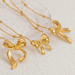 Collar con Colgante de Lazo de Acero Inoxidable Chapado en Oro de 18K, Cadena de Clavícula Pequeña y Elegante de Lujo Ligero para Fiestas - Product Image 1